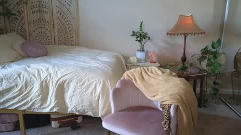 Mona online show from April 8, 2:50 pm