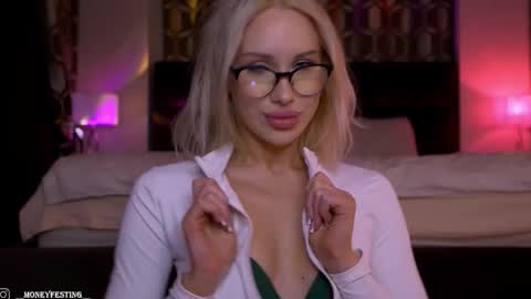 Snapshot of moneyfesting chatting on October 16, 12:44 am Angelina online show from October 16, 12:44 am