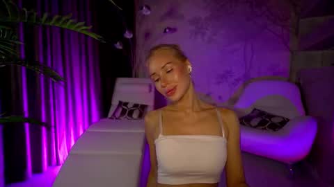 Snapshot of moneyfesting chatting on November 7, 9:15 pm Angelina online show from November 7, 9:15 pm