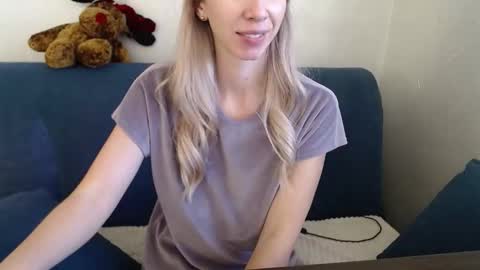 Moni online show from October 12, 2:49 pm