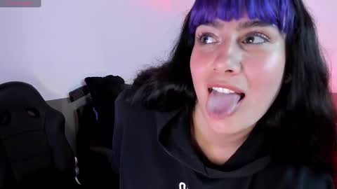 Snapshot of monse_luu chatting on October 4, 4:43 am Lu online show from October 4, 4:43 am