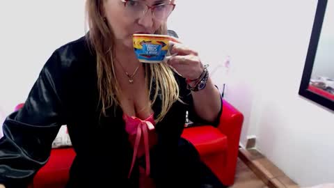 Snapshot of monserrat_diva chatting on October 1, 11:00 pm monserrat_diva online show from October 1, 11:00 pm