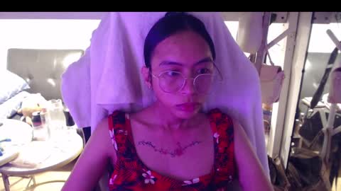 ELYSE A SIMPLE GIRL online show from December 7, 8:05 pm