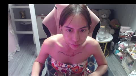 Snapshot of monstercockselfsuck chatting on May 21, 11:17 am ELYSE A SIMPLE GIRL online show from May 21, 11:17 am