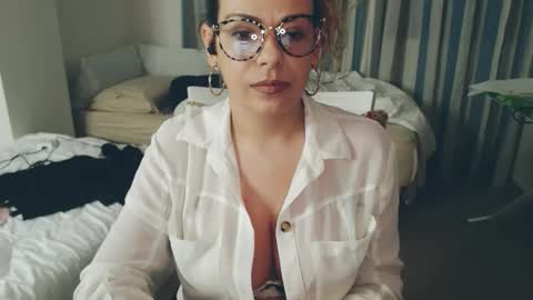 Monse online show from April 15, 7:58 pm