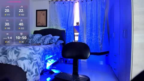 moollly_ online show from October 31, 2:18 pm