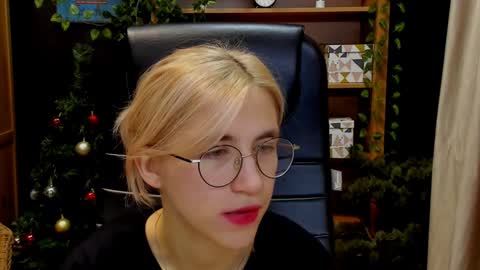 Snapshot of moon13152 chatting on December 15, 4:26 pm Katrin online show from December 15, 4:26 pm