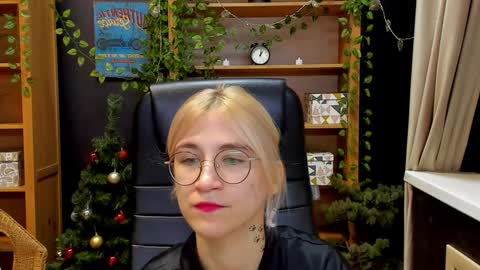 Snapshot of moon13152 chatting on December 18, 9:08 pm Katrin online show from December 18, 9:08 pm