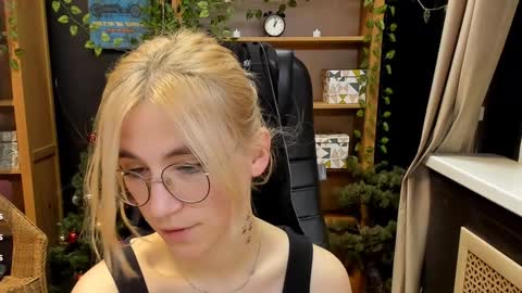 Snapshot of moon13152 chatting on December 21, 10:51 pm Katrin online show from December 21, 10:51 pm
