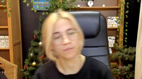 Snapshot of moon13152 chatting on December 23, 4:06 pm Katrin online show from December 23, 4:06 pm