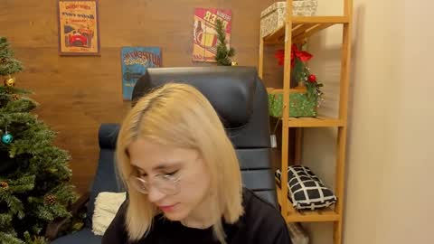 Snapshot of moon13152 chatting on December 25, 4:12 am Katrin online show from December 25, 4:12 am
