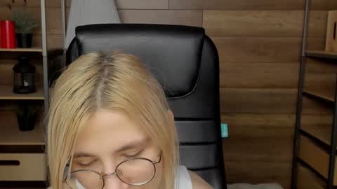 Snapshot of moon13152 chatting on December 28, 5:14 pm Katrin online show from December 28, 5:14 pm