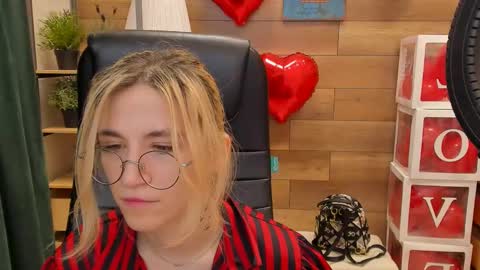 Snapshot of moon13152 chatting on February 18, 3:54 pm Katrin online show from February 18, 3:54 pm
