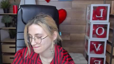 Snapshot of moon13152 chatting on February 18, 10:03 pm Katrin online show from February 18, 10:03 pm