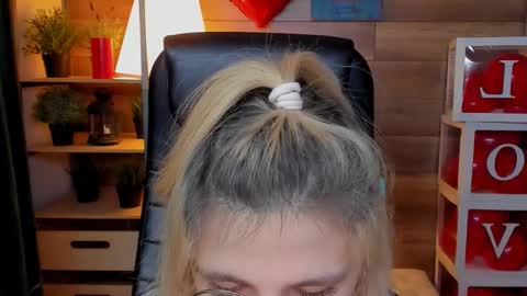 Snapshot of moon13152 chatting on March 1, 9:04 pm Katrin online show from March 1, 9:04 pm