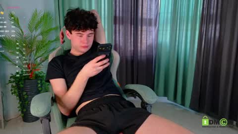 moon_gloww online show from April 20, 6:27 am