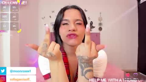 Snapshot of moon_roxee chatting on October 28, 4:20 pm moon_roxee online show from October 28, 4:20 pm