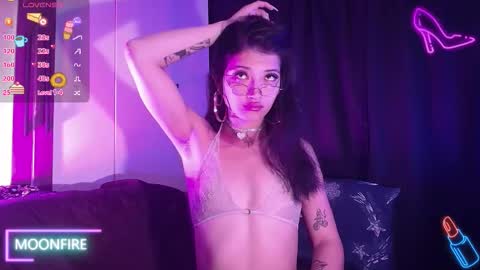 Snapshot of moonfiredance chatting on November 5, 2:55 am Nicky online show from November 5, 2:55 am