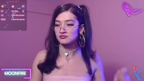 Snapshot of moonfiredance chatting on November 25, 4:12 am Nicky online show from November 25, 4:12 am