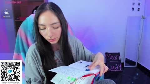 Snapshot of moonlady_ chatting on December 7, 12:19 am MOON  online show from December 7, 12:19 am