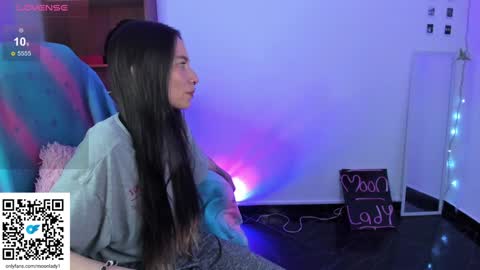 Snapshot of moonlady_ chatting on December 7, 3:25 am MOON  online show from December 7, 3:25 am