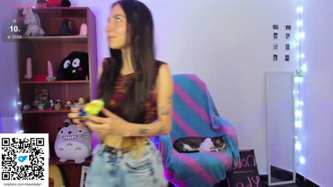 Snapshot of moonlady_ chatting on December 8, 12:18 am MOON  online show from December 8, 12:18 am