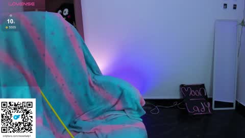 Snapshot of moonlady_ chatting on December 16, 3:40 am MOON  online show from December 16, 3:40 am