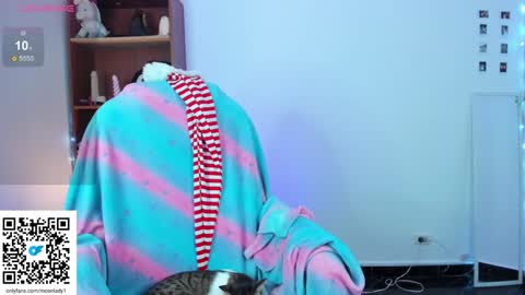 Snapshot of moonlady_ chatting on December 18, 3:04 am MOON  online show from December 18, 3:04 am