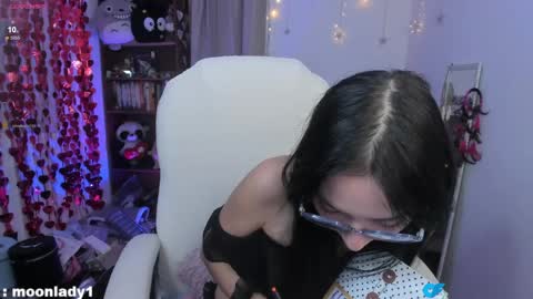 Snapshot of moonlady_ chatting on May 5, 1:57 am MOON online show from May 5, 1:57 am