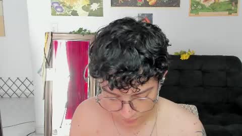 Snapshot of moonlight_baee chatting on August 4, 3:47 pm Clove online show from August 4, 3:47 pm