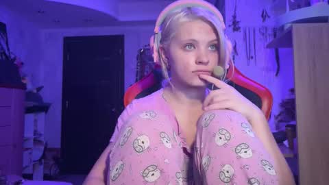 Mia   online show from November 6, 11:04 pm