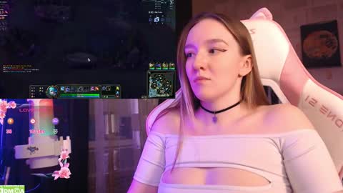 Snapshot of moonlish_siren chatting on February 16, 1:25 am Katrin online show from February 16, 1:25 am