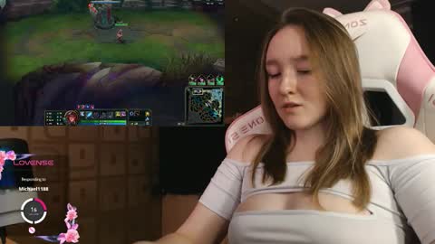 Snapshot of moonlish_siren chatting on October 4, 7:12 pm Katrin online show from October 4, 7:12 pm