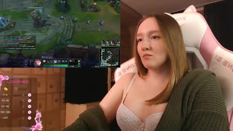 Snapshot of moonlish_siren chatting on October 9, 8:18 pm Katrin online show from October 9, 8:18 pm