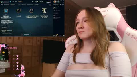 Snapshot of moonlish_siren chatting on October 12, 8:41 pm Katrin online show from October 12, 8:41 pm