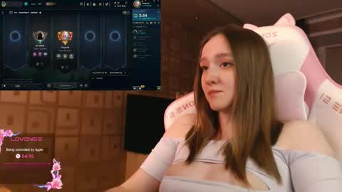 Snapshot of moonlish_siren chatting on October 22, 11:04 pm Katrin online show from October 22, 11:04 pm