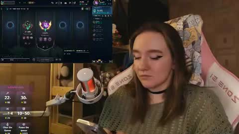 Snapshot of moonlish_siren chatting on July 12, 10:12 pm Katrin online show from July 12, 10:12 pm