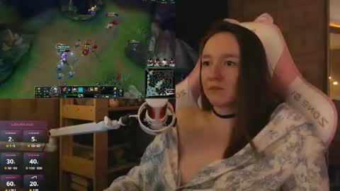 Snapshot of moonlish_siren chatting on July 13, 10:45 pm Katrin online show from July 13, 10:45 pm