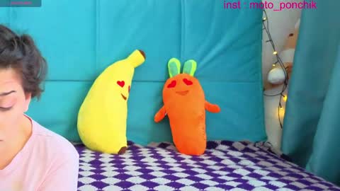 Snapshot of moto_ponchik chatting on April 27, 5:05 am Kris online show from April 27, 5:05 am