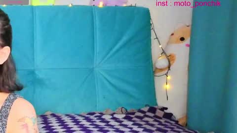 Snapshot of moto_ponchik chatting on May 1, 5:45 am Kris online show from May 1, 5:45 am
