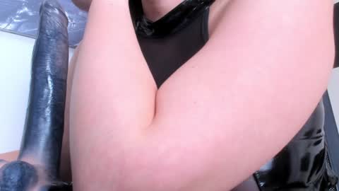 Snapshot of mount_doom_queen chatting on February 4, 10:13 pm QUEEN CLARA online show from February 4, 10:13 pm