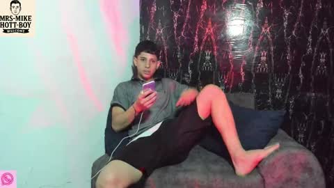 Snapshot of mr_mikehott_8 chatting on December 14, 3:45 am mr_mikehott_8 online show from December 14, 3:45 am