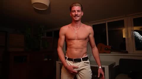 Snapshot of mrlong23cm chatting on November 27, 10:01 pm Mr Long online show from November 27, 10:01 pm