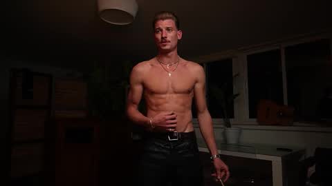 Snapshot of mrlong23cm chatting on November 28, 10:34 pm Mr Long online show from November 28, 10:34 pm