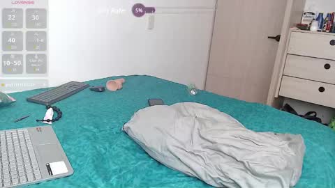 Snapshot of mrmickke chatting on March 5, 6:45 pm INDEPENDT MODEL - Twitter mrmickke online show from March 5, 6:45 pm