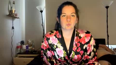 Snapshot of mrs_and_his_kitten chatting on January 3, 6:44 am mrs_and_his_kitten online show from January 3, 6:44 am