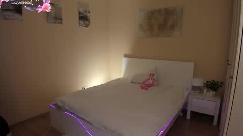 Mia online show from March 9, 11:36 am