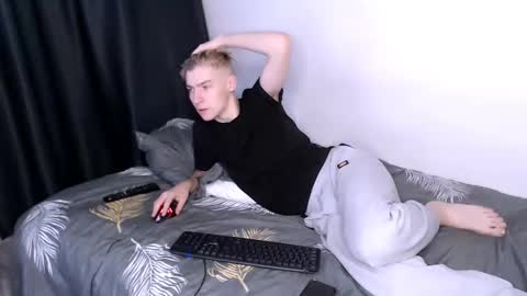 Snapshot of mrsexycum4u chatting on December 10, 11:54 am Adam online show from December 10, 11:54 am