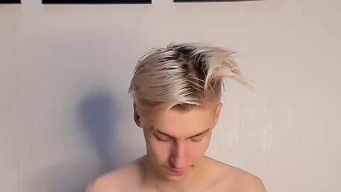 Snapshot of mrsexycum4u chatting on December 18, 10:02 pm Adam online show from December 18, 10:02 pm