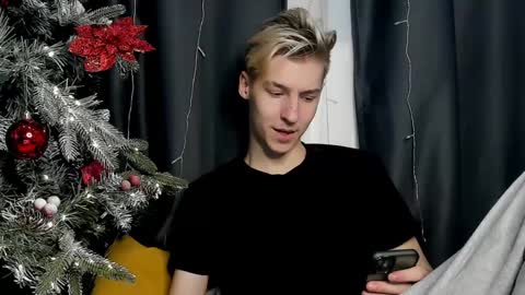 Snapshot of mrsexycum4u chatting on December 29, 3:22 am Adam online show from December 29, 3:22 am